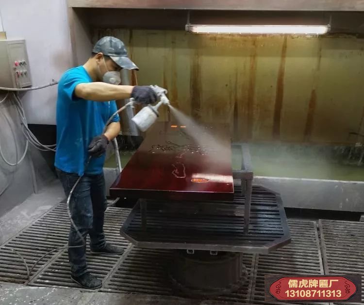 實(shí)木對(duì)聯(lián)牌匾制作工藝流程之上漆工藝