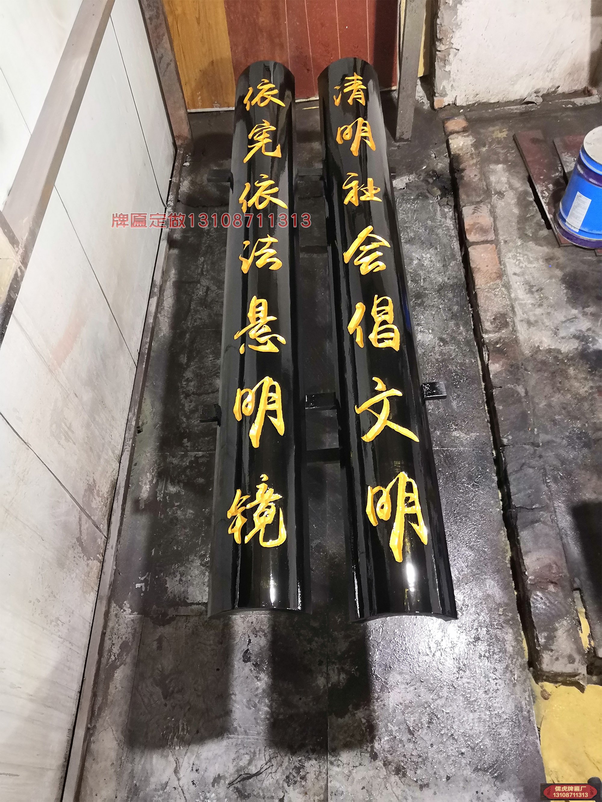 機(jī)關(guān)單位實(shí)木抱柱對(duì)聯(lián)牌匾制作案例